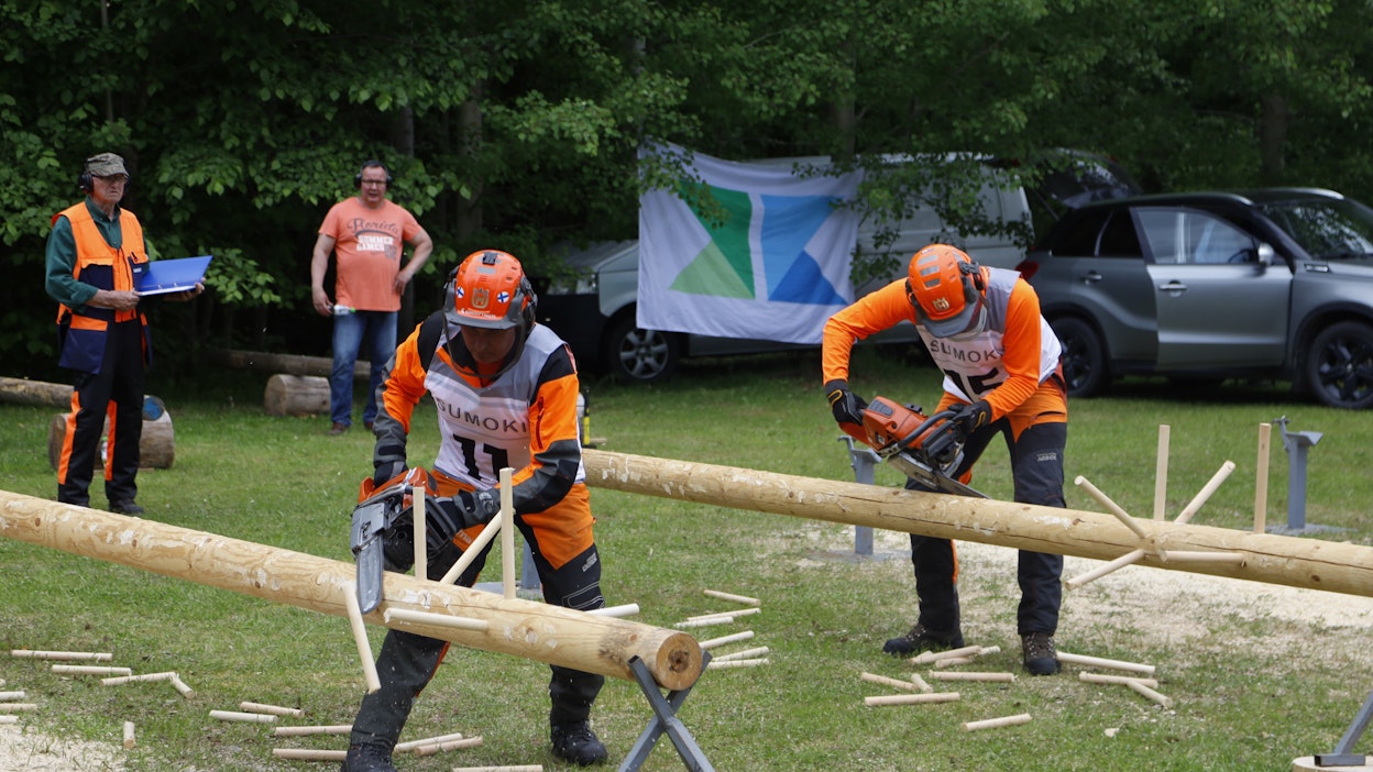 Jukka Perämäki (vas.) sahasi jälleen SM-kultaa. Karsinnassa kilpakumppanina oli Viron Helvis Koort, joka oli kokonaiskilpailun 4.