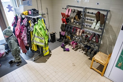 Storströmmenin päiväkodista Luodossa löytyy paikka jokaisen saappaille ja huomioliiveille.