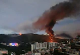 Liekit loimusivat Venezuelan suurimman sotilastukikohdan Fuerte Tiunan luona sen jälkeen, kun Yhdysvallat iski maan pääkaupunkiin Caracasiin. LEHTIKUVA / AFP.