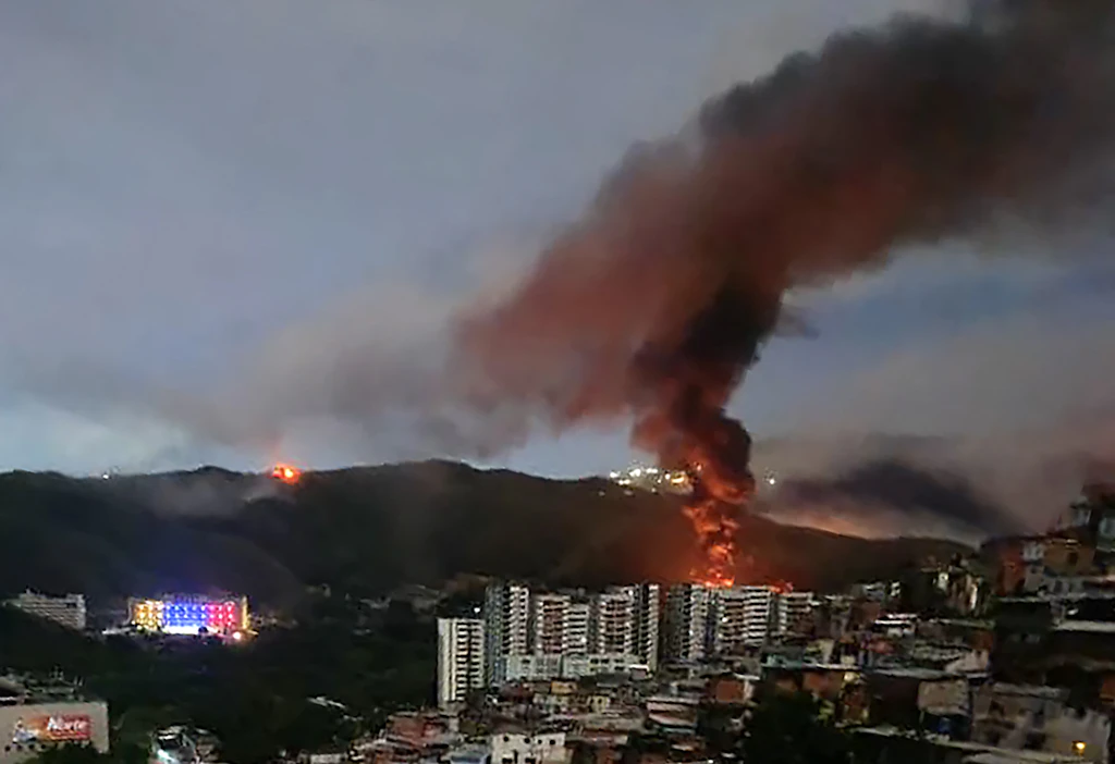 Liekit loimusivat Venezuelan suurimman sotilastukikohdan Fuerte Tiunan luona sen jälkeen, kun Yhdysvallat iski maan pääkaupunkiin Caracasiin. LEHTIKUVA / AFP.