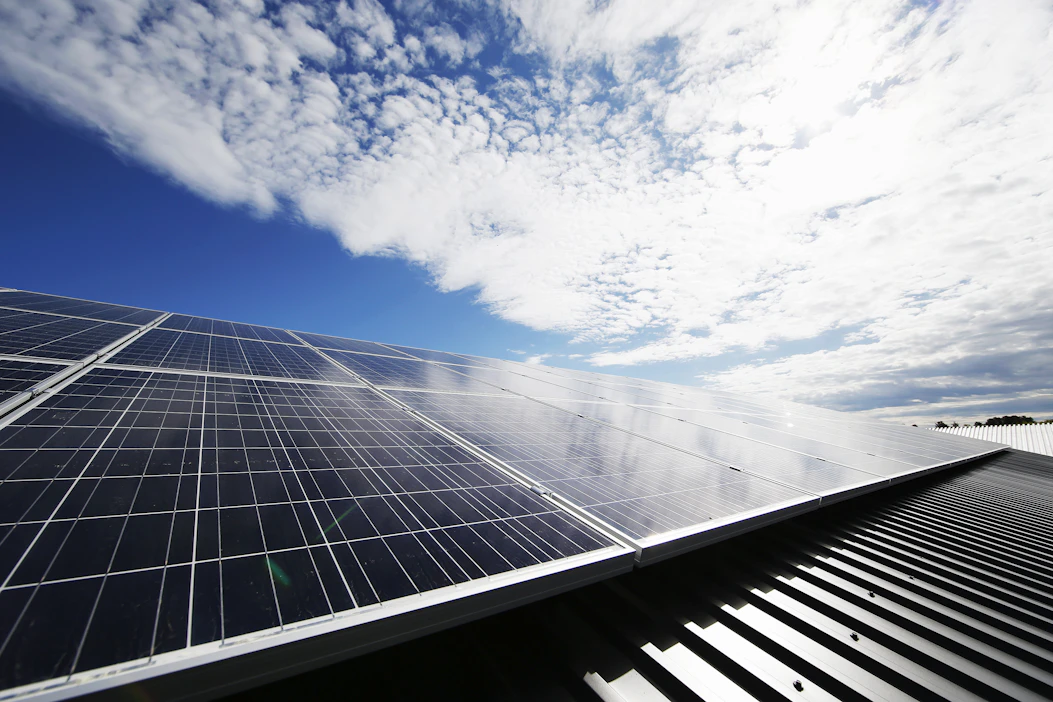 Aurinkoenergia kiinnostaa maatiloja. Markkina käy kuumana ja sopimuksen yksityiskohtiin on syytä paneutua huolella.