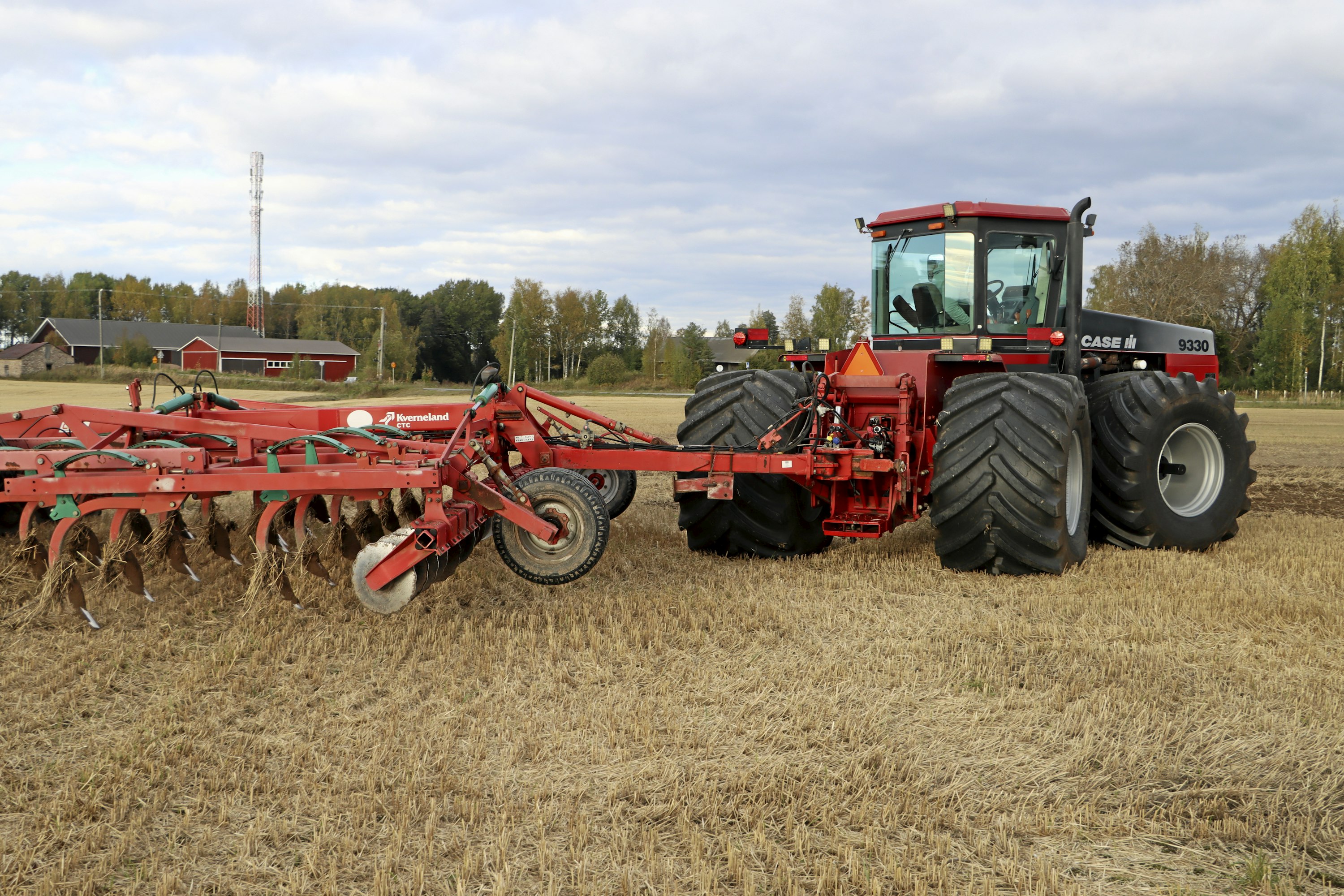 Runko-ohjattu kone kääntyy päisteessä hyvin, käännös edellisen ajolinjan viereen onnistuu, kun päisteen leveys on 3–4 koneen työleveyttä. Edellinen omistaja oli lukinnut lisävarusteena toimitetun etuakselin käännön, eikä sitä ole katsottu tarpeelliseksi ottaa toimintaan.