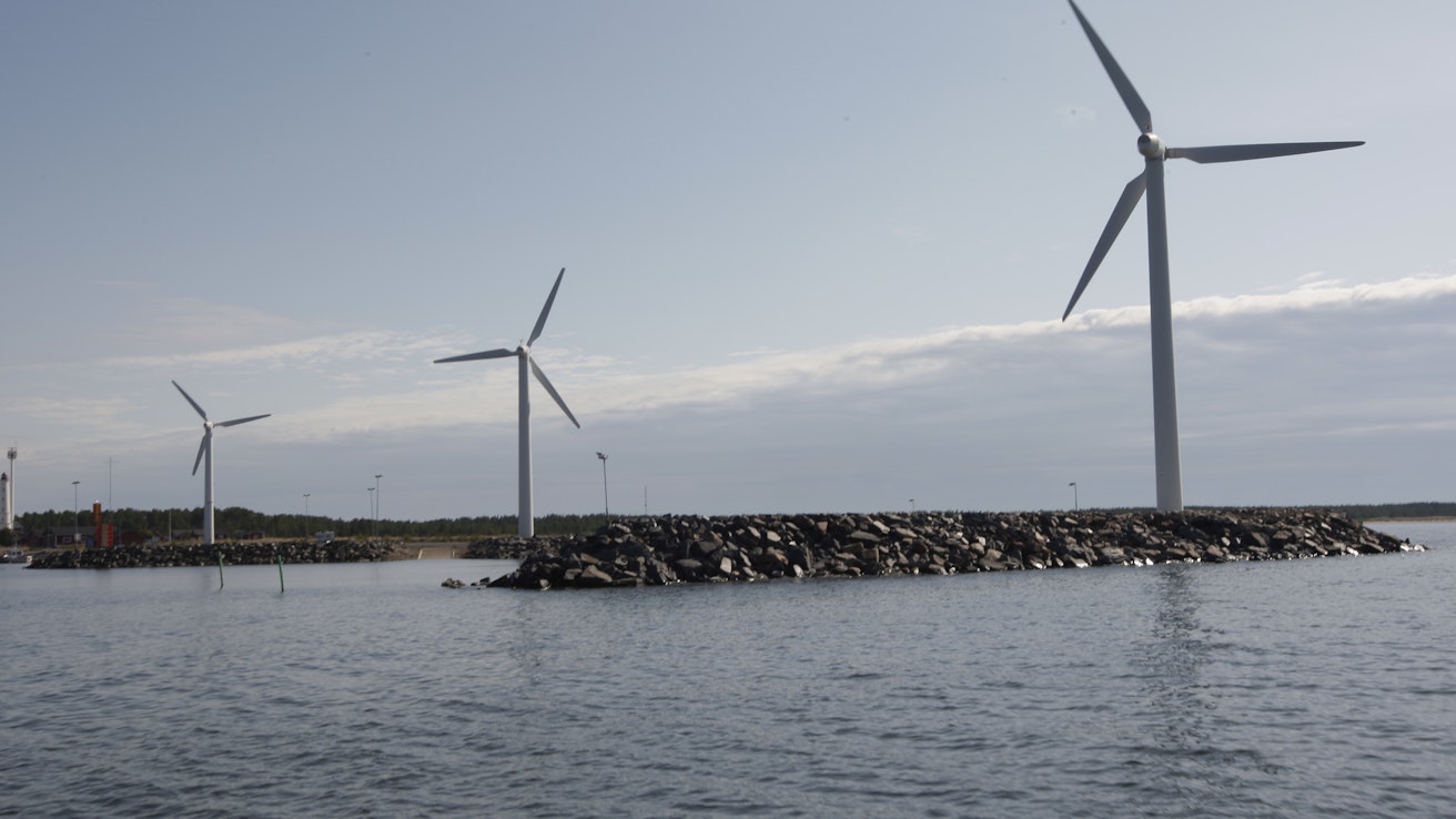 ”Suomeen rakennettu maatuulivoima on yksi Euroopan kilpailukykyisimpiä energiainvestointeja”, kirjoittaa Koneviestin päätoimittaja Eemeli Linna. Kuvituskuva.
