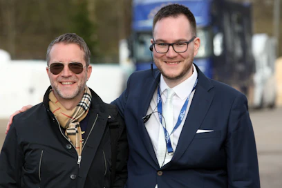 Miika Lähdeniemi (oik.) Solvallan urheilujohtajan Anders Malmrotin hyvässä seurassa Vermon Finlandia-ajossa viime viikonloppuna. 