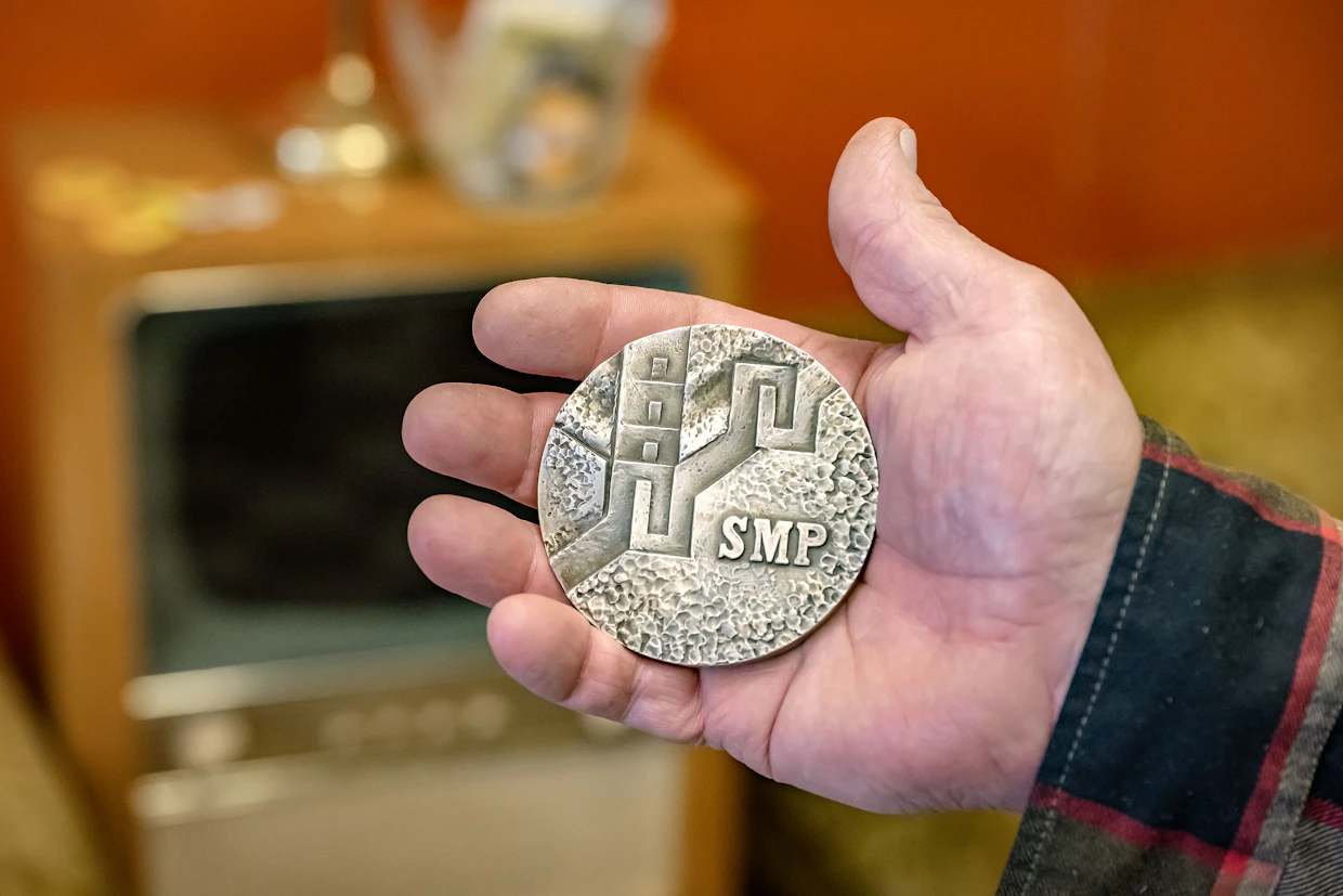 Urho Pohdon SMP-mitali on numeroitu seitsemänneksi. Veikko Vennamolle myönnettiin mitali numero yksi.
