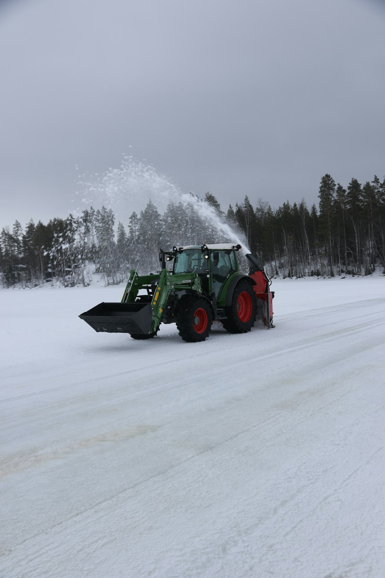 Traktorin tehon ei tarvitse olla aina suositusten mukainen, tai varsinkaan paljon suurempi. 79-hevosvoimainen traktori oli riittävä veturi Tokvamille jäätien auraukseen, kun lunta ei ollut tuiskunnut uran täydeltä.