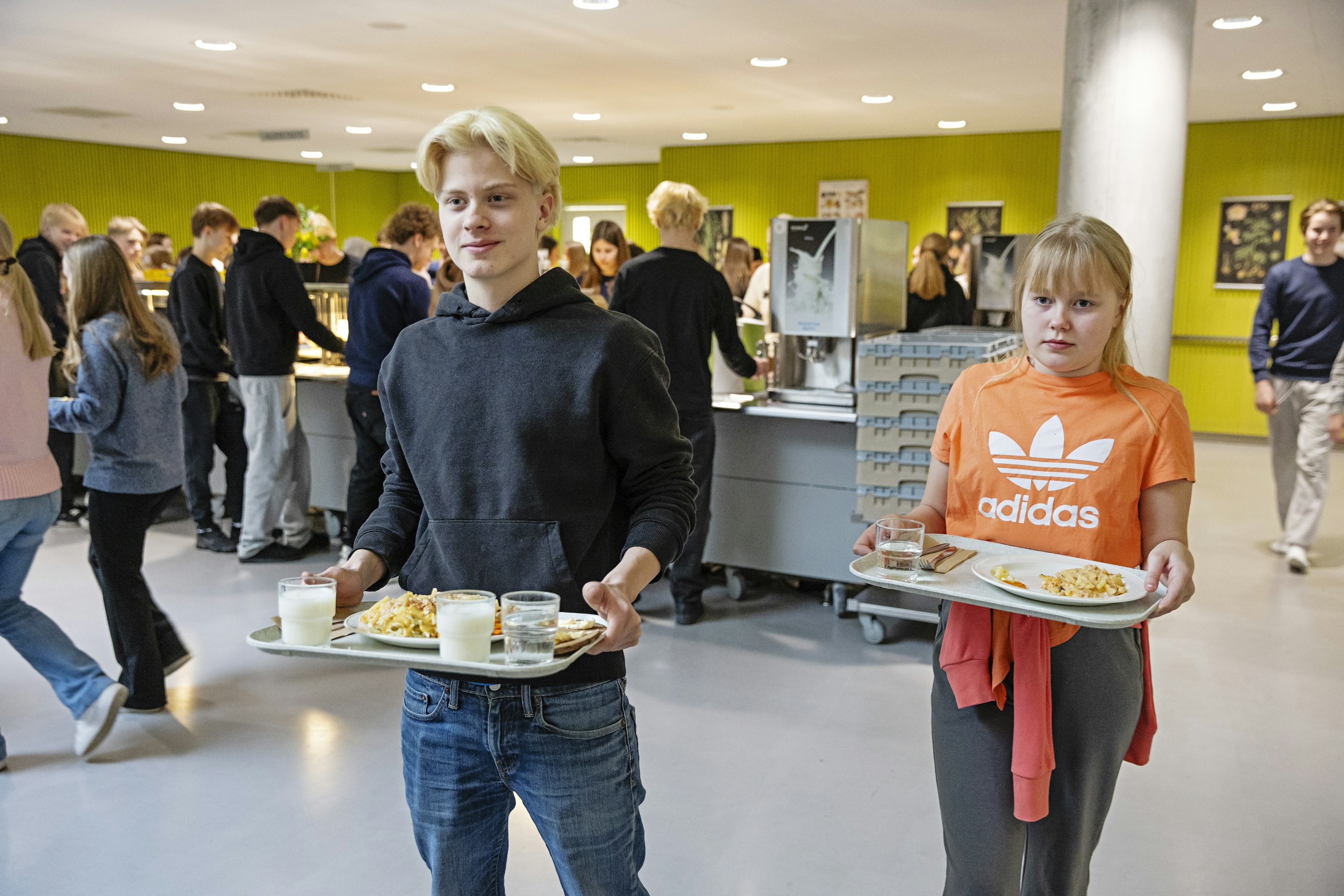 Haastattelupäivänä ruokana on kinkkukiusausta tai tofu-kasviskiusausta sekä kaalikurpitsaraastetta ja höyrytettyjä vihanneksia.