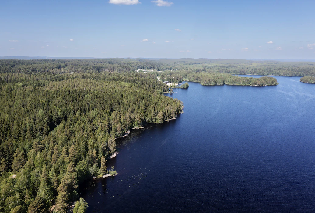 Keurusselän retkeilyalueen ytimessä on kookas kraatterijärvi saarineen sekä lakkautetun varuskunnan mailla sijaitsevat valtion metsät.
