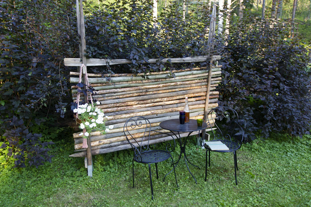 Varastoon kertyneestä puutavarasta on helppo koota näyttävä kasvituki, joka on kaunis tausta myös puutarhakalusteille tai kukka-amppelille.