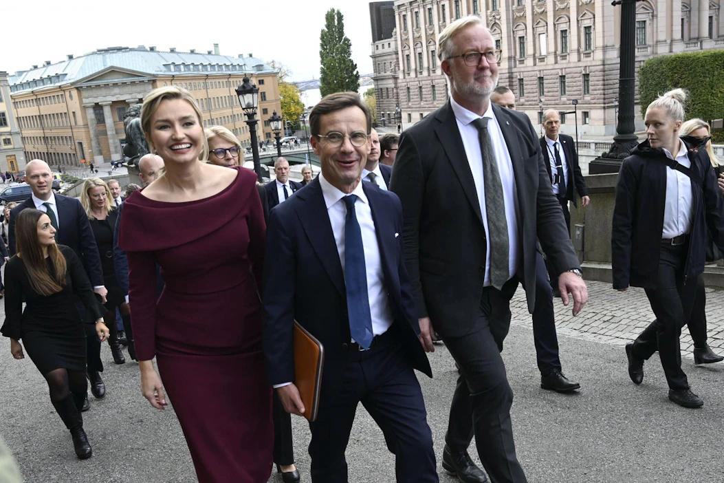 Uusi energia- ja elinkeinoministeri Ebba Busch, pääministeri Ulf Kristersson ja työmarkkinaministeri Johan Pehrson kuvattuna ministerivalintojen jälkeen.