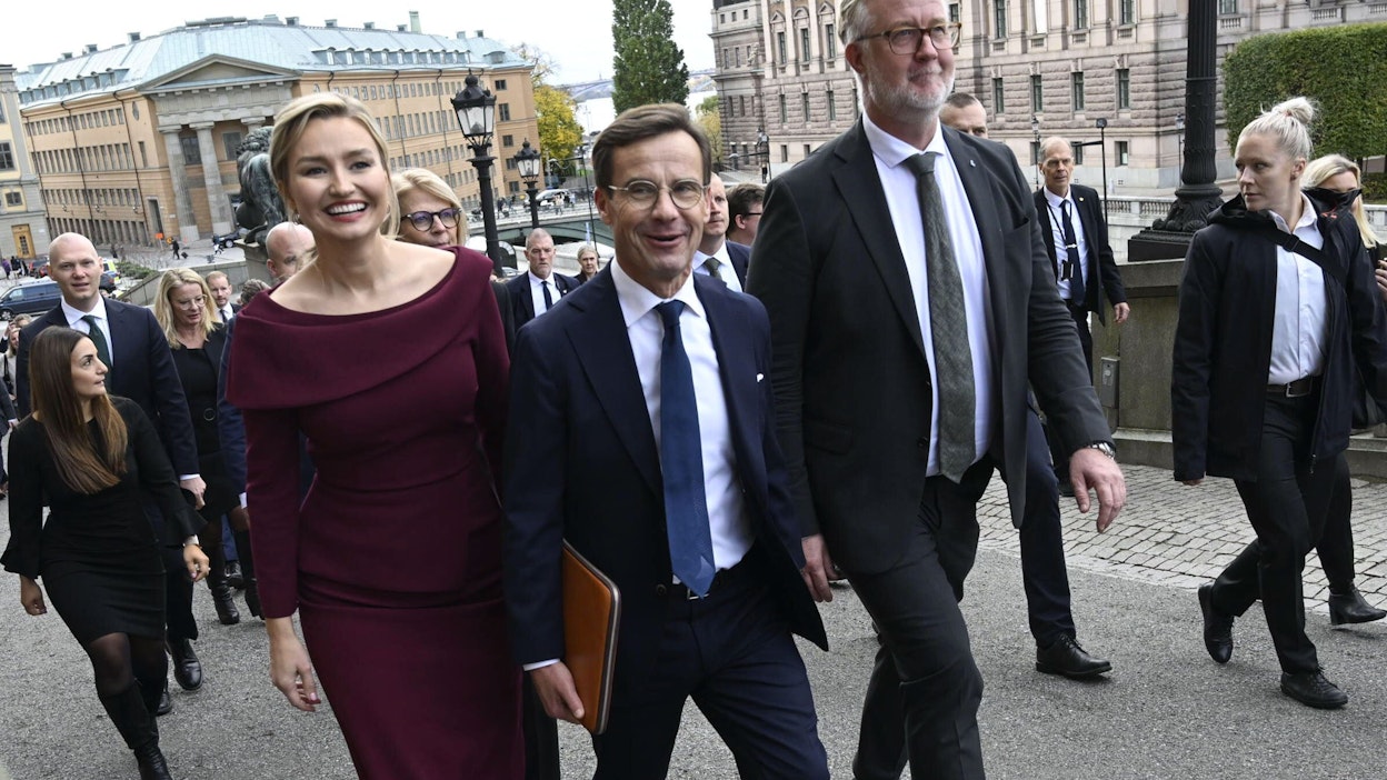 Uusi energia- ja elinkeinoministeri Ebba Busch, pääministeri Ulf Kristersson ja työmarkkinaministeri Johan Pehrson kuvattuna ministerivalintojen jälkeen. 