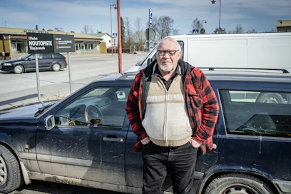 Jurvan R-kioskin mukana kylältä katosi kahvittelupaikka. Se harmittaa kovasti eläkkeellä olevaa timpuria Heikki Niemeä.