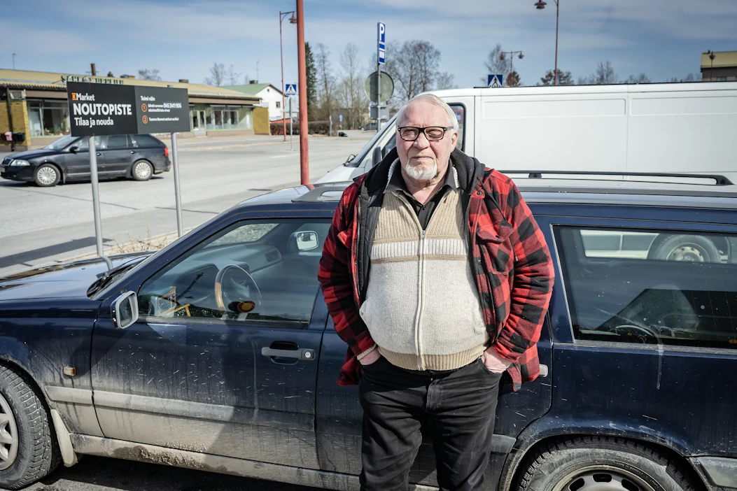 Jurvan R-kioskin mukana kylältä katosi kahvittelupaikka. Se harmittaa kovasti eläkkeellä olevaa timpuria Heikki Niemeä.