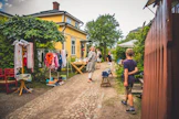 30 raumalaiseen pihaan pääsee tutustumaan Pitsiviikkojen aikana. Pihat täyttyvät myös paikallisten pitämistä kirpputoreista. 