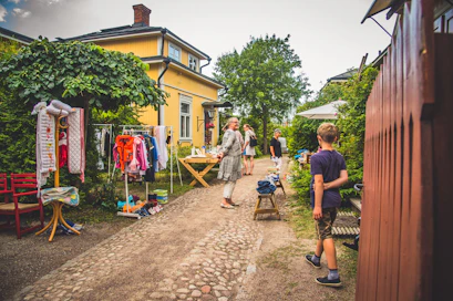 30 raumalaiseen pihaan pääsee tutustumaan Pitsiviikkojen aikana. Pihat täyttyvät myös paikallisten pitämistä kirpputoreista. 