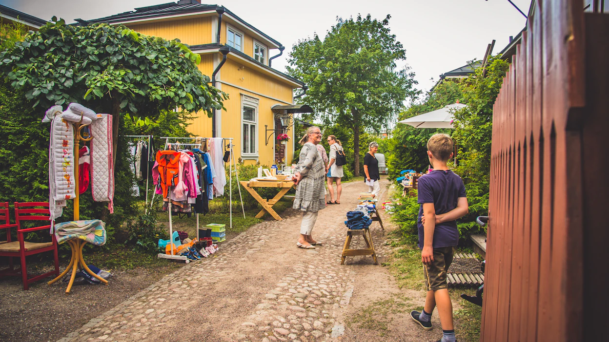30 raumalaiseen pihaan pääsee tutustumaan Pitsiviikkojen aikana. Pihat täyttyvät myös paikallisten pitämistä kirpputoreista.