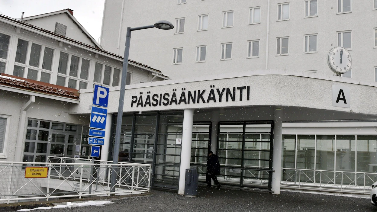 Pohjois-Karjalan keskussairaalan pääsisäänkäynti Joensuussa. Arkistokuva.