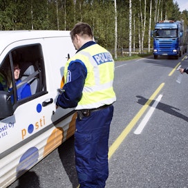Suomalaisilla on ruotsalaisia suurempi taipumus ajaa ylinopeutta.