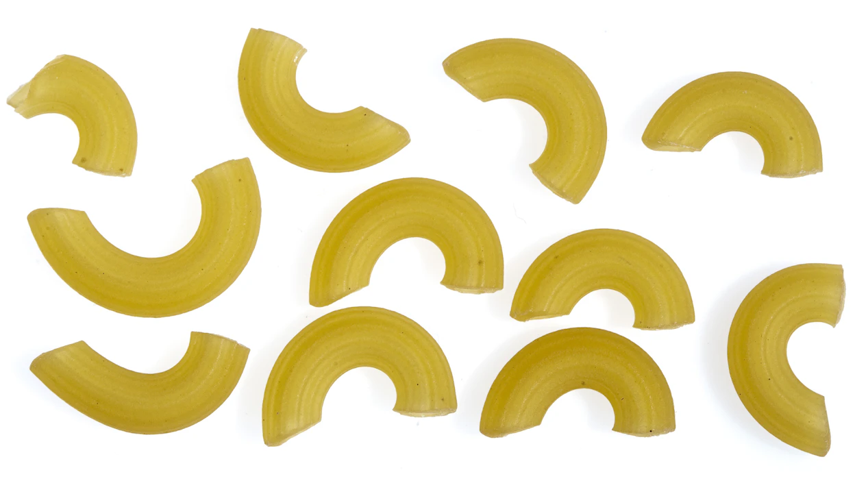 Nykyiset makaronit ovat yleensä parisenttisiä ja käyriä, mutta varhaisimmat makaronit muistuttivat enemmänkin pillejä.