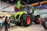 Nelipyöräohjatun Claas Xerion -traktorin maksimiteho on 462 hevosvoimaa ja hinta ylittää verollisena puolen miljoonan euron rajapyykin. Portaattomalla voimansiirrolla varustetun traktorin vetokykyä voidaan optimoida lisäpainoilla.