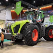 Nelipyöräohjatun Claas Xerion -traktorin maksimiteho on 462 hevosvoimaa ja hinta ylittää verollisena puolen miljoonan euron rajapyykin. Portaattomalla voimansiirrolla varustetun traktorin vetokykyä voidaan optimoida lisäpainoilla.