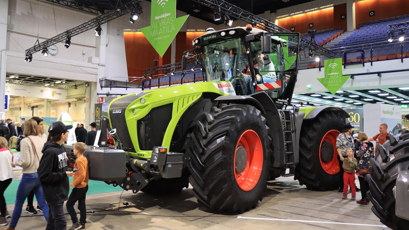 Nelipyöräohjatun Claas Xerion -traktorin maksimiteho on 462 hevosvoimaa ja hinta ylittää verollisena puolen miljoonan euron rajapyykin. Portaattomalla voimansiirrolla varustetun traktorin vetokykyä voidaan optimoida lisäpainoilla.