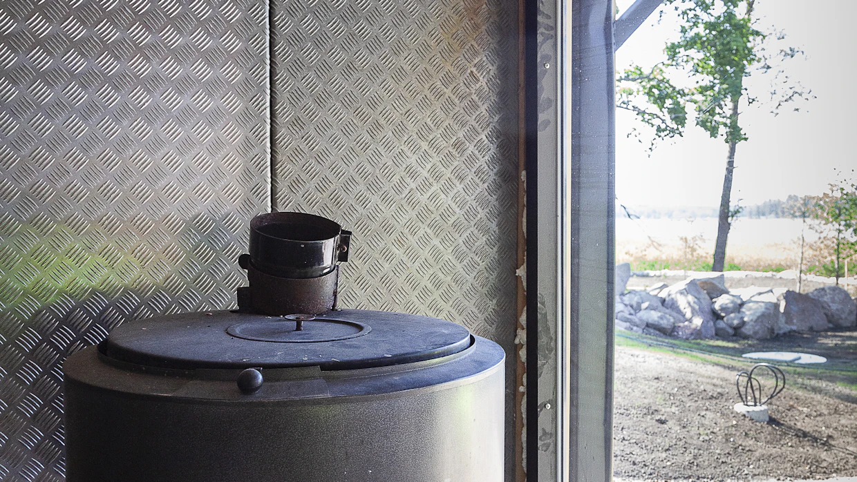 Kuningattarenhelmi-kohteen rakennuskustannuksia hillittiin myös pihasaunassa, joka rakennettiin kiuasta myöten kierrätysmateriaaleista.