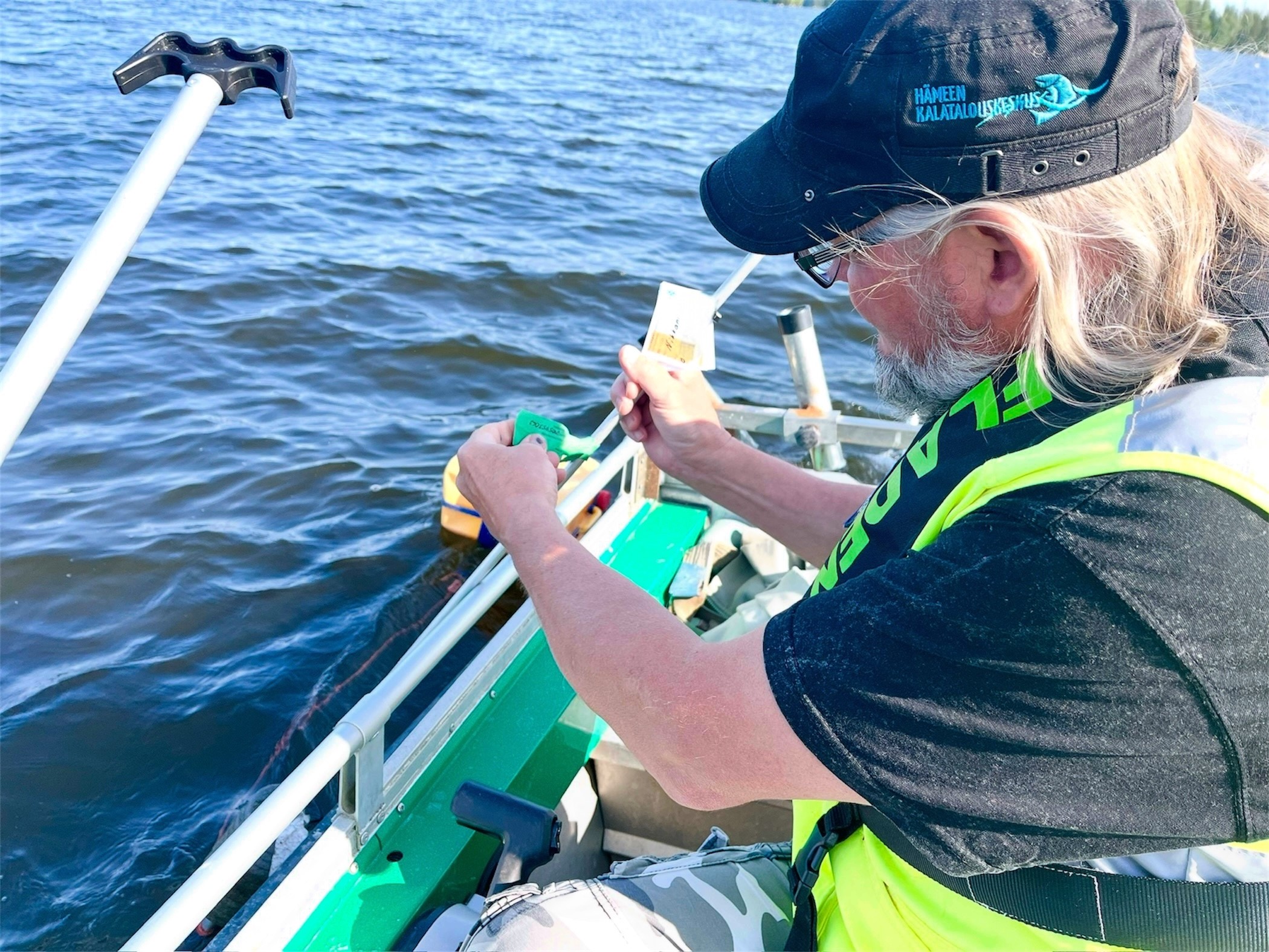 Pyydykseen jätetty vihreä lappunen kertoo kalastajalle siitä, että kalastuksenvalvoja on tarkastanut pyydyksen ja todennut kaiken olevan kunnossa.