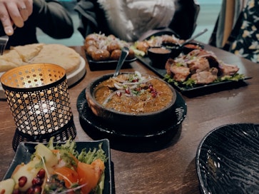 Chashushuli eli tomaattinen ja yrttinen naudanlihapata sulaa suussa.