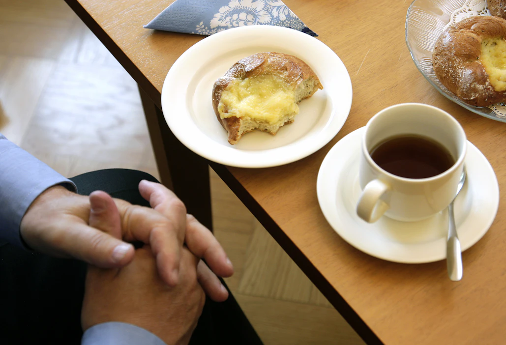 Pelkällä kahvin hörppimisellä ja pullalla ei kannata täyttää päivän energiantarvetta.