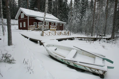 Lomamökin palovaroitin ja käsisammutin kannattaa tarkistaa heti loman aluksi. Kuvituskuva. 