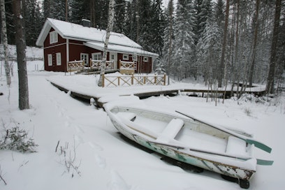 Lomamökin palovaroitin ja käsisammutin kannattaa tarkistaa heti loman aluksi. Kuvituskuva. 