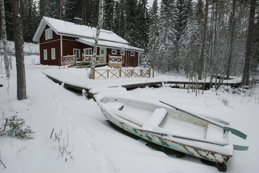 Lomamökin palovaroitin ja käsisammutin kannattaa tarkistaa heti loman aluksi. Kuvituskuva.