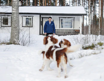 Inkerinsuomalainen Edvard Savolainen muutti Suomeen Neuvostoliitosta yli 30 vuotta sitten. Hän asuu avovaimonsa ja lemmikkiensä kanssa Vuosjärven rannalla, 18 kilometrin päässä Kannonkosken kirkonkylästä. Kuvassa etualalla telmivät springerspanielit Simo ja Roy.