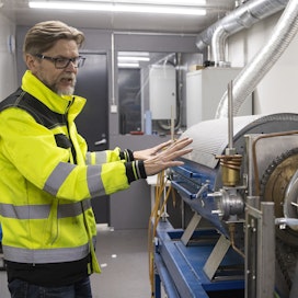 Puhi Oy:n osakas ja teknologiajohtaja Jarkko Nummela esittelee yhtiön laboratoriomittakaavan rumpureaktorin toimintaa. Tässä reaktorissa muun muassa testataan eri biomassoja ja optimoidaan pyrolyysiprosessia.