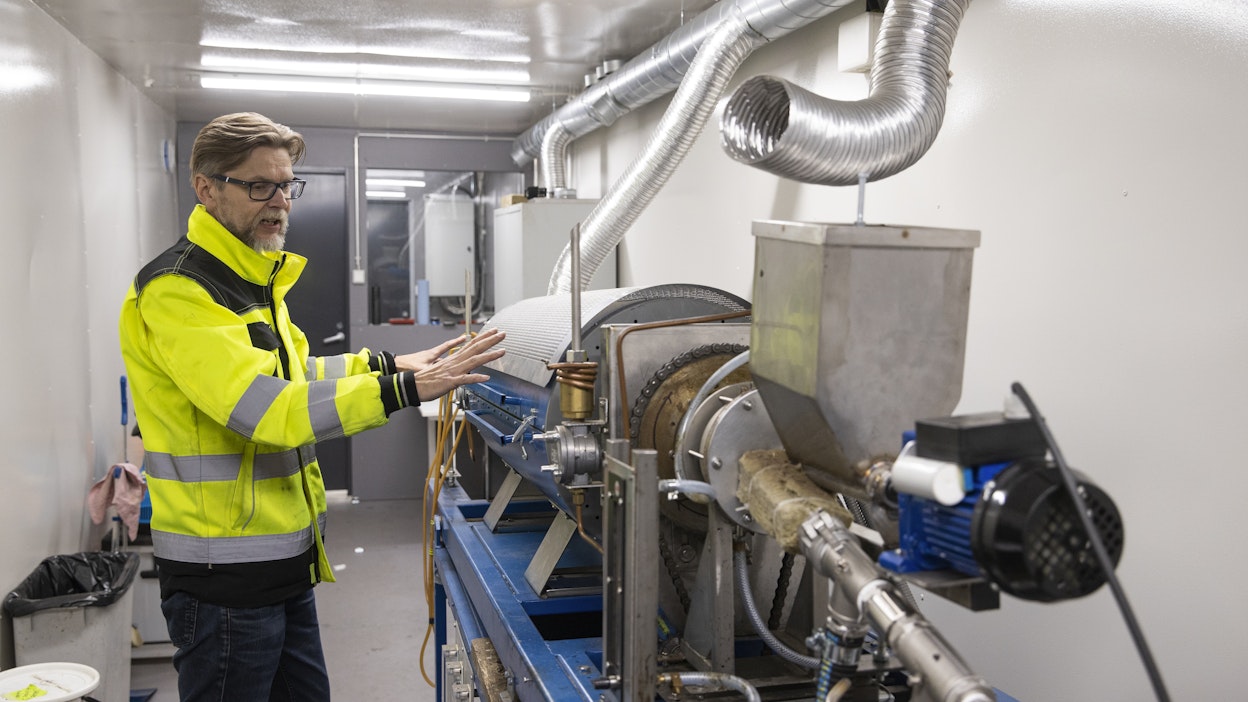 Puhi Oy:n osakas ja teknologiajohtaja Jarkko Nummela esittelee yhtiön laboratoriomittakaavan rumpureaktorin toimintaa. Tässä reaktorissa muun muassa testataan eri biomassoja ja optimoidaan pyrolyysiprosessia.