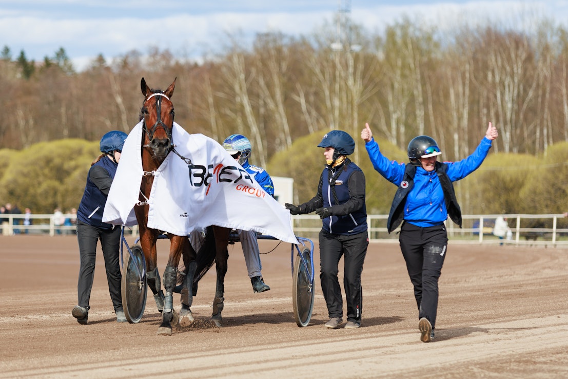 Irina Sarin juhli Vermossa Finlandia-ravien sunnuntaina, kun Amazing Playerin voitto toi paikan Solvallan hopeadivisoonafinaaliin.