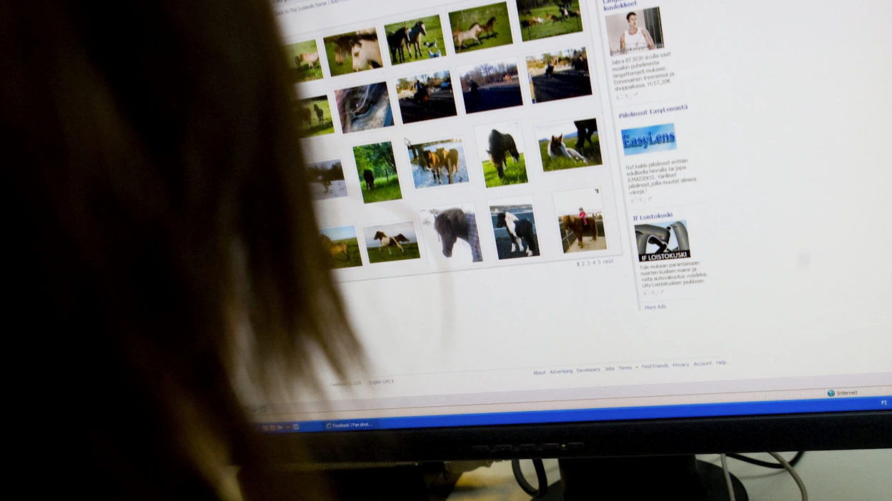 Vuonna 2014 Facebookin Lehmät-ryhmässä maitotilallisen kollegat riensivät eteläsuomalaisen tilan avuksi ja pistivät pystyyn lehmäkeräyksen. Kuvituskuva.
