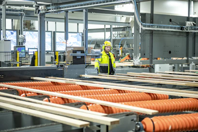 Koskisen Oyj:n uuden sahalaitoksen lajittelulinjojen toimintaa valvoo yksi työntekijä. 