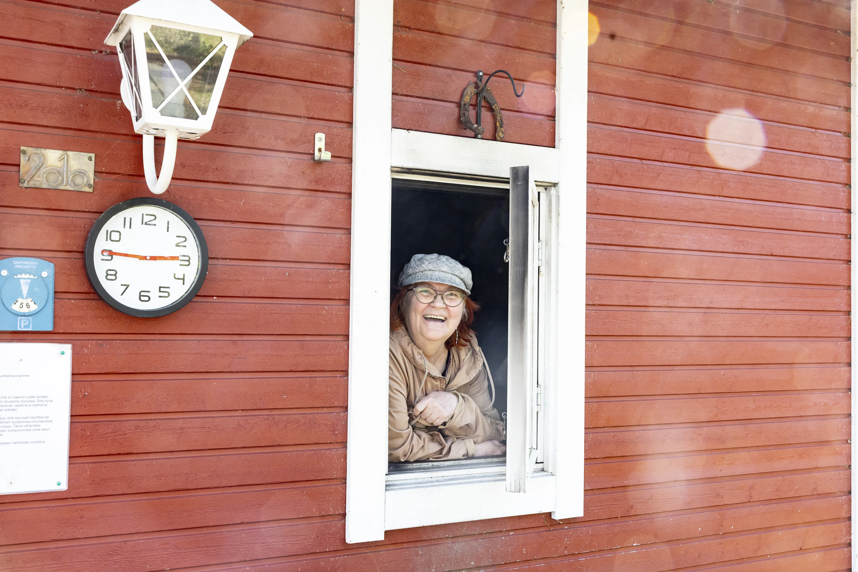 Pirkko Pousi<strong id="strong-7b80027063358e4d47681c1d4a739b42"> </strong>teki uran opettajana ja on nyt Niihaman Ryhmäpuutarhayhdistyksen puheenjohtaja. Uikkarisauna lämpenee kesäisin päivittäin.