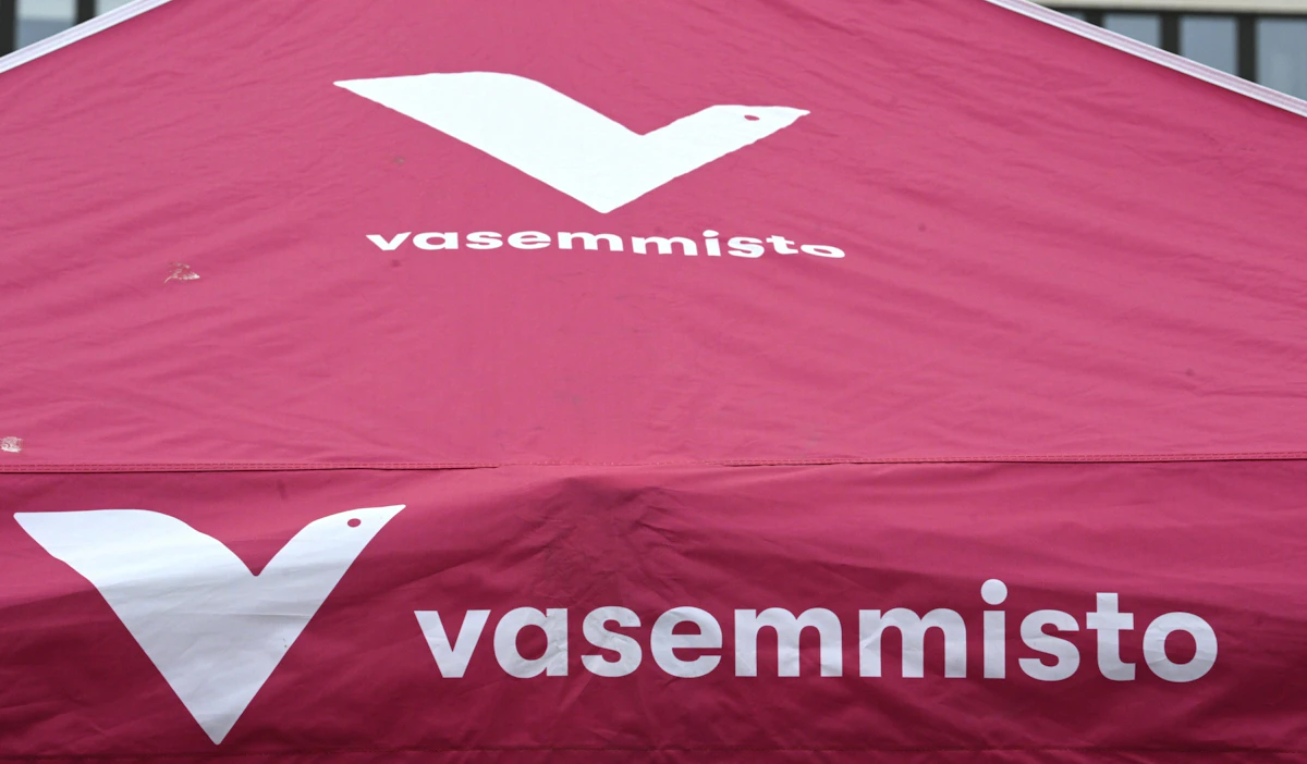 Vasemmistoliiton vaihtoehtobudjetti verottaisi rikkaimpia enemmän ja laskisi arvonlisäveroa. LEHTIKUVA / HEIKKI SAUKKOMAA.