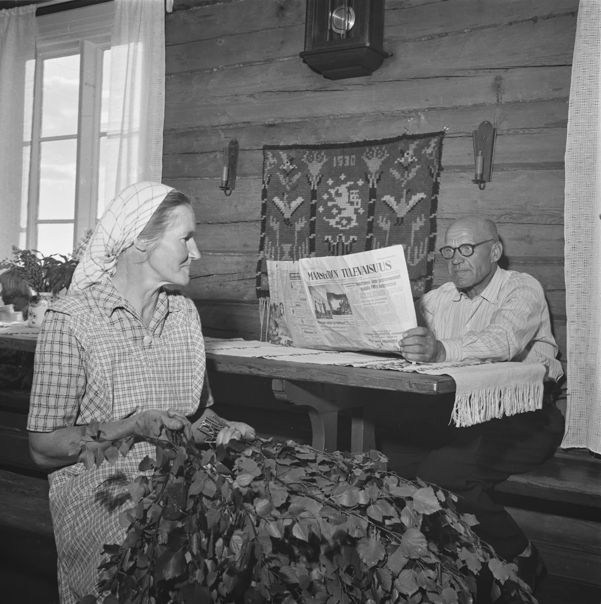 Maanviljelijä Otto Pesonen lukee Maaseudun Tulevaisuutta päiväämättömässä valokuvassa. Kuvan toisen henkilön nimeä ei ole kirjoitettu muistiin.