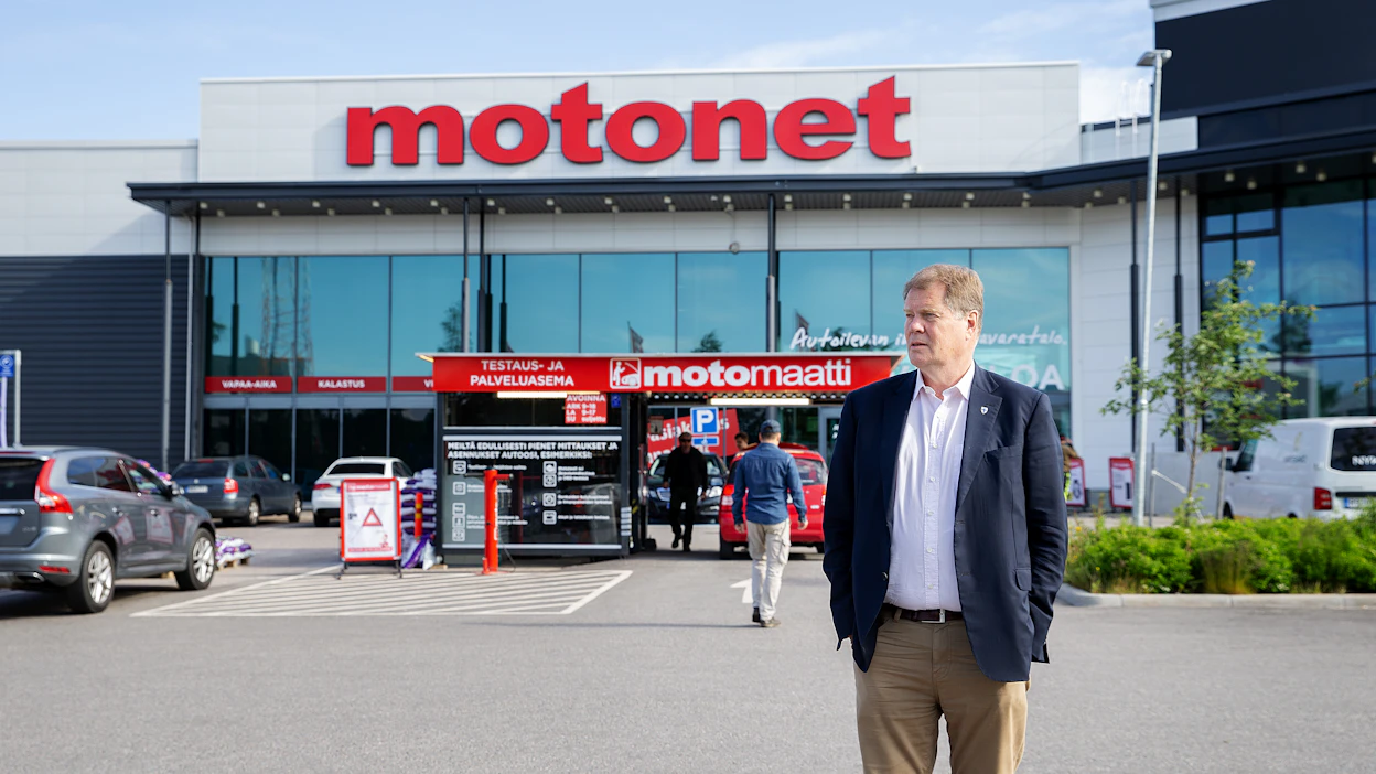 Asiakkaat eivät tunnista, työntekijät paremmin, jos Harri Broman liikkuu kaupoissaan.
