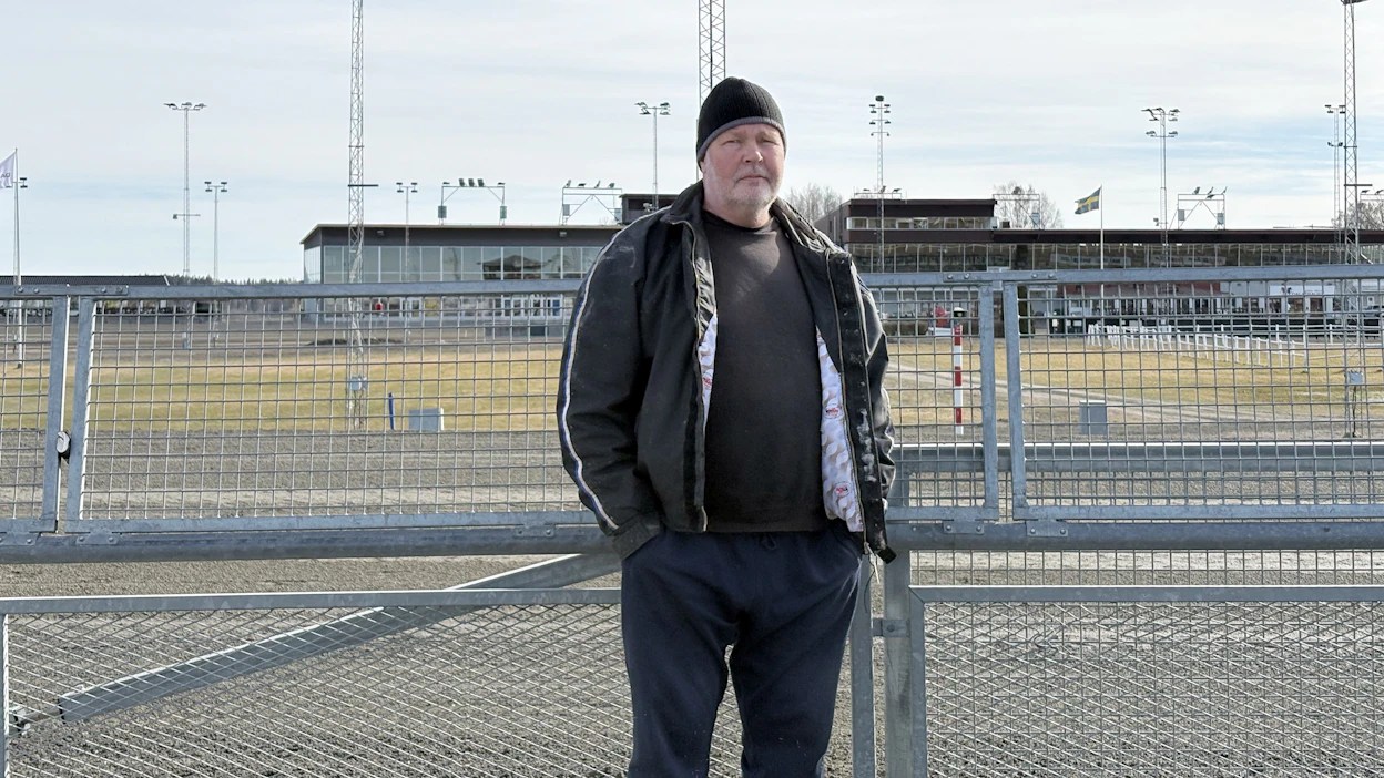 Timo Nieminen on ehtinyt nähdä raviurheilua monessa paikassa. Nyt hän viihtyy Katja Melkon palveluksessa Ruotsissa.
