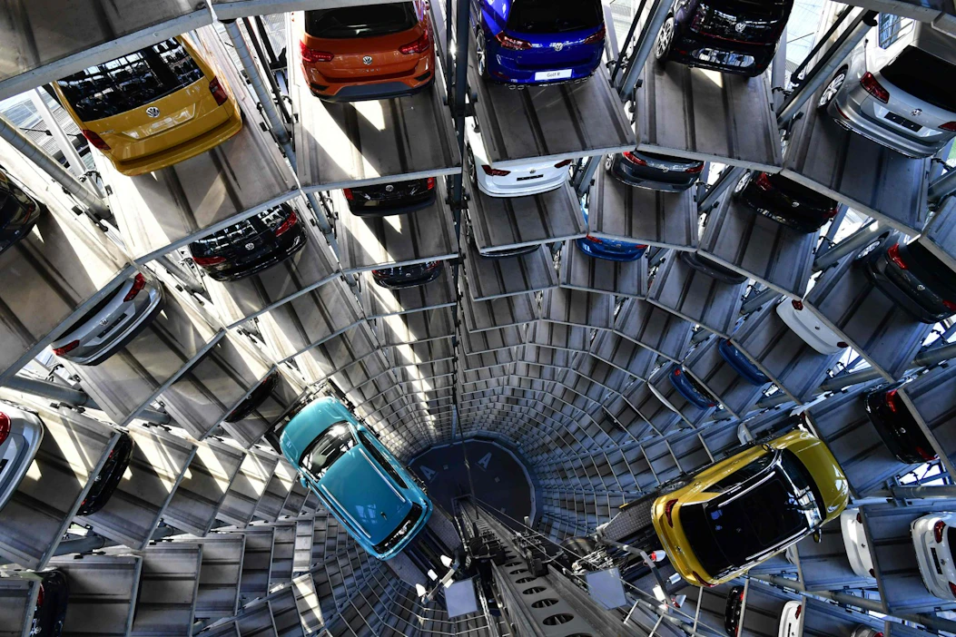 Volkswagen-konserni on joutunut kovalle säästökuurille, kun sen automyynti on jäänyt tavoitteista jälkeen. LEHTIKUVA/AFP.