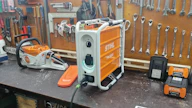 Stihl tarjoaa omaa virtapankkiaan sähköisten laitteiden maastokäytön avuksi. Virtaa saa laitteesta ulos myös 230 V yksivaihepistokkeen kautta, mikä tekee virtapankista monipuolisen apulaisen.