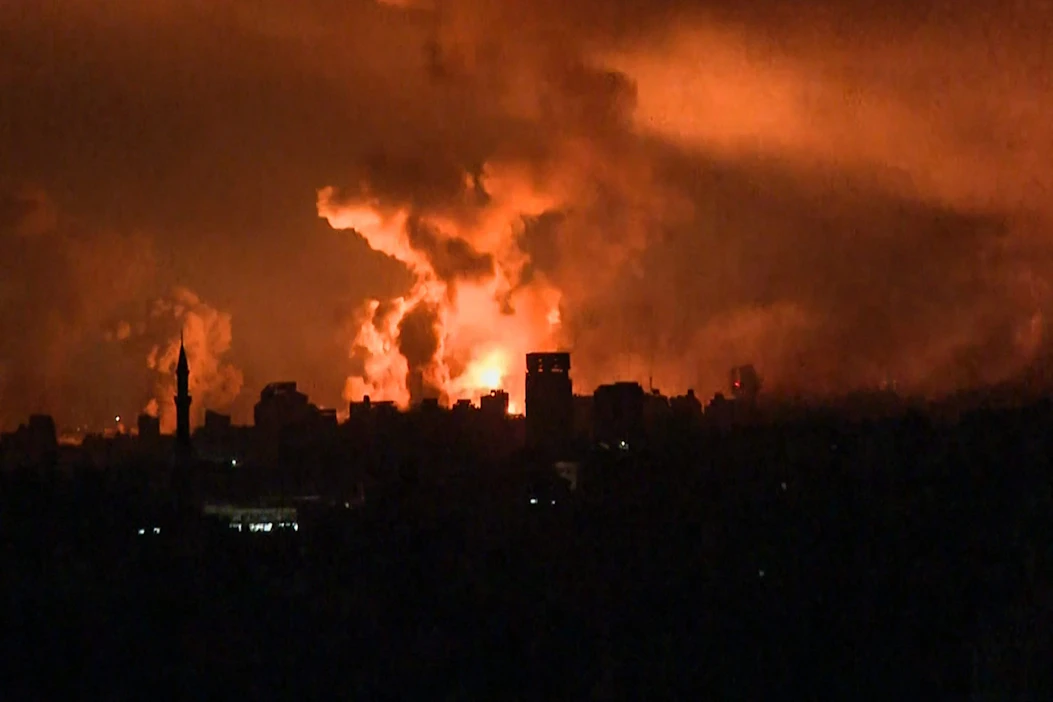 Useat mediat ovat kertoneet Israelin iskeneen voimakkaasti Gazan pohjoisosiin perjantai-illan aikana. LEHTIKUVA / AFP.