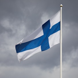 Suomen lippu on turvallinen valinta, sillä se toimii pelikuvanakin. Toisin on monen muun lipun kanssa.