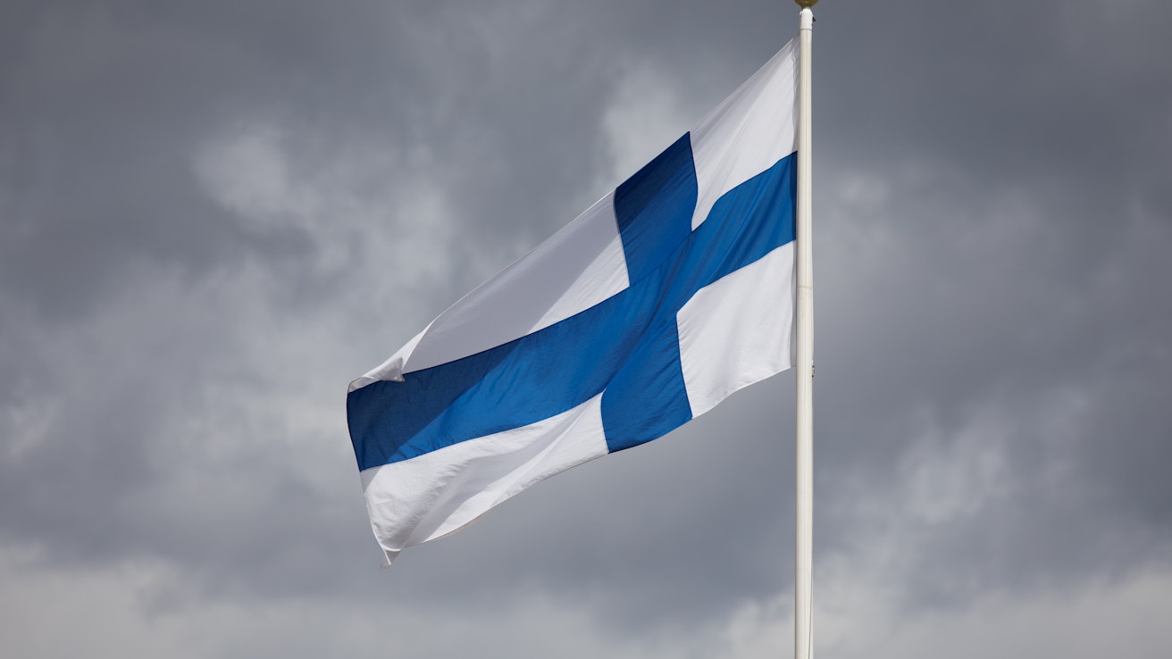 Eduskunta hyväksyi siniristilipun Suomen valtiolipuksi 28. toukokuuta 1918.