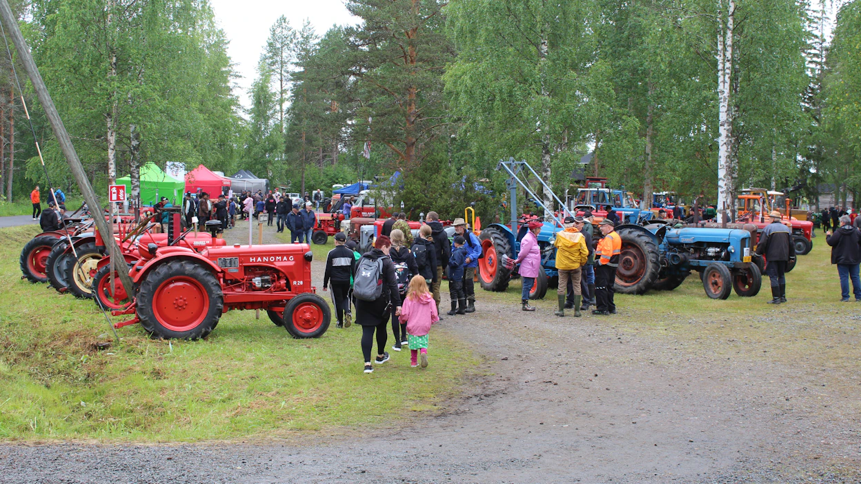 Tapahtumien määrässä on koronakauden jälkeen käynyt selkeä kato, eivätkä koneiden rivistötkään ole enää yhtä laajoja ja monipuolisia kuin takavuosina. Vaikka viime kesä muistetaan helteisenä, saatiin monin paikoin sadettakin siinä määrin, että se vaikutti muutaman näyttelyn yleisömääriin. Laajin traktoriosasto nähtiin taas Oulaisissa.